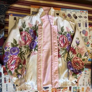 Conjunto de Ropa: Campera Floral Reversible, Pantalón Gris y Chal Tejido - imagen 8