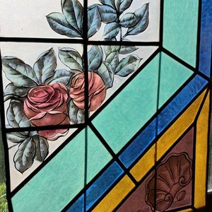 Dos Vitrales Antiguos con Rosas y Detalles Dorados - imagen 3