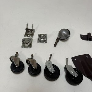 Lote de Ruedas y Soportes Metálicos Varios - imagen 2