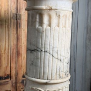 Gran Pedestal de Mármol con Diseño de Frutas - imagen 5