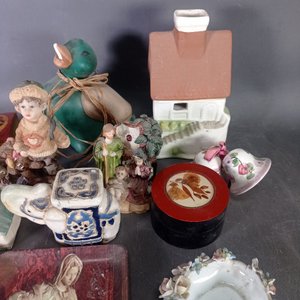Lote de 13 Adornos Variados: Figuras, Casitas y Más - imagen 4