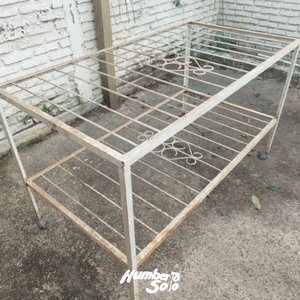 Mesa de hierro dos niveles construida con varillas e hierros ángulos - imagen 2