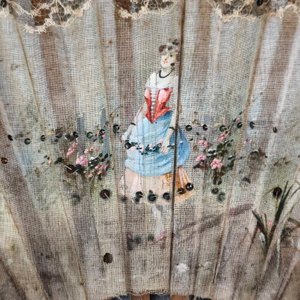 Lote de Tres Abanicos Antiguos: Nácar Decorado y Madera Pintada a Mano - imagen 8