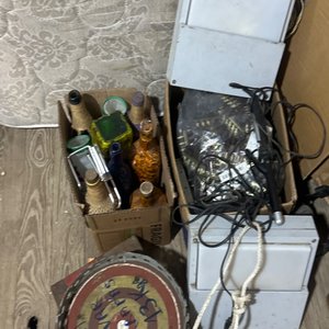 Lote siguiente: Lote de Varios Objetos: Botellas, Luces y Decoración