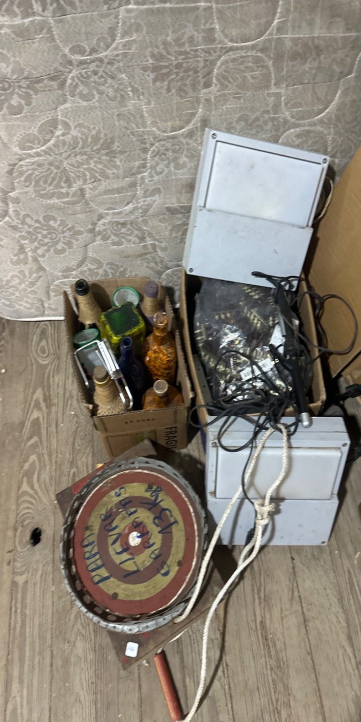 Lote de Varios Objetos: Botellas, Luces y Decoración