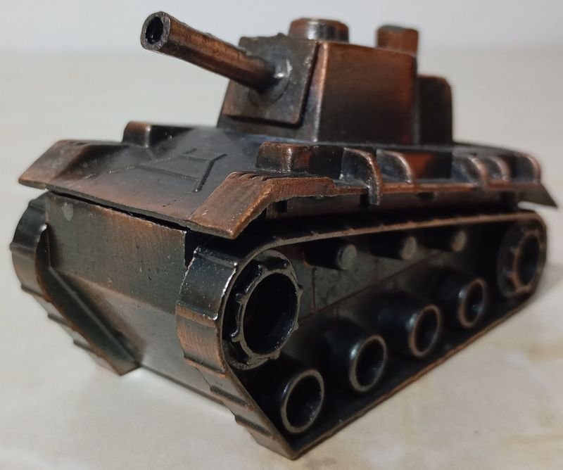 Encendedor de metal cobreado con forma de Tanque de Guerra - imagen 5