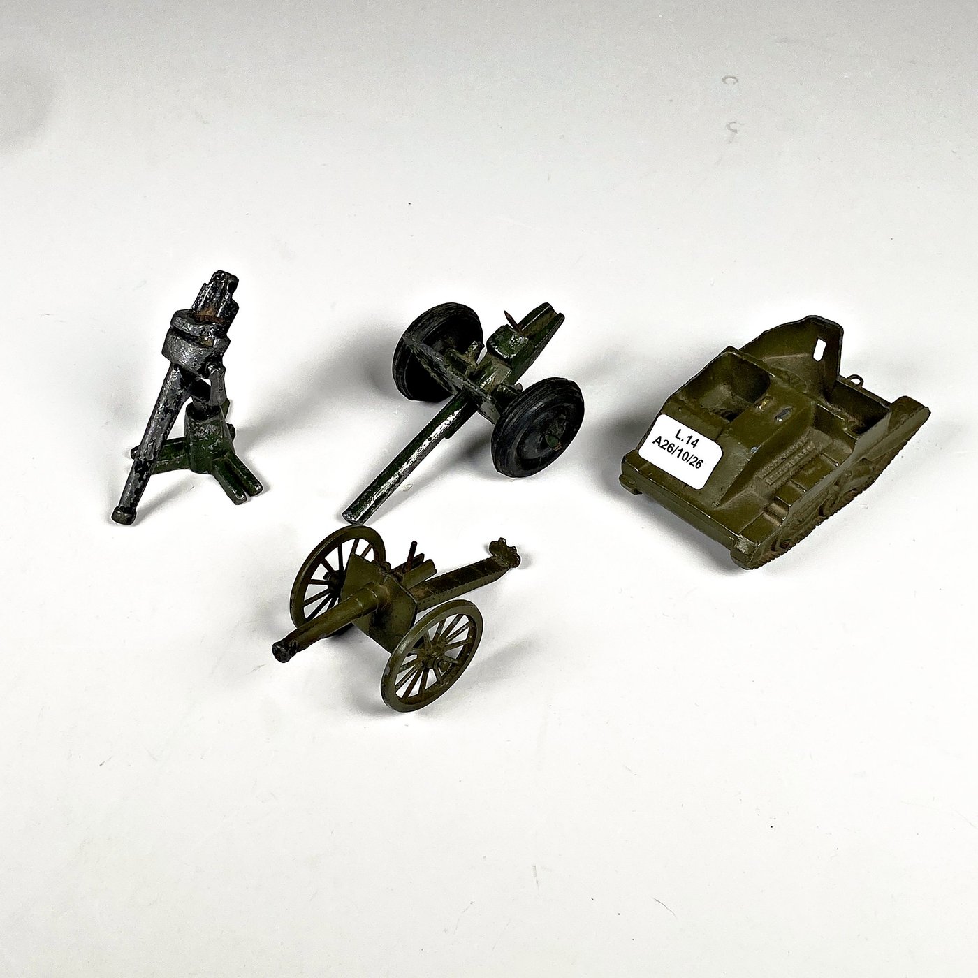 Lote de 4 Juguetes de Guerra: Tanque Incompleto y Cañones