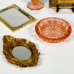 Lote de 5 piezas: Florero y Cenicero Rosados, 3 Espejos con Marcos Dorados - imagen 3
