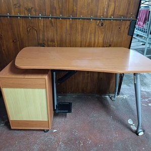 Escritorio moderno con cajonera giratoria y base para PC - imagen 5