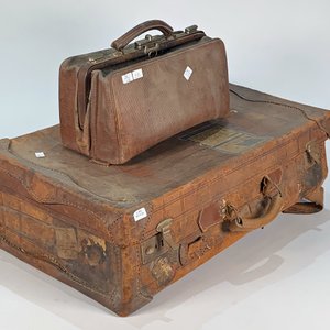 Lote siguiente: Maletín Médico y Valija Vintage de Cuero Marrón
