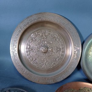Ocho Piezas Decorativas de Bronce, Alpaca y Cobre: Platos y Adornos - imagen 7
