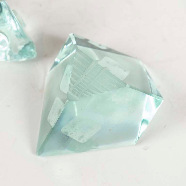 Pisapapeles de cristal con forma de pez y pirámide - imagen 2