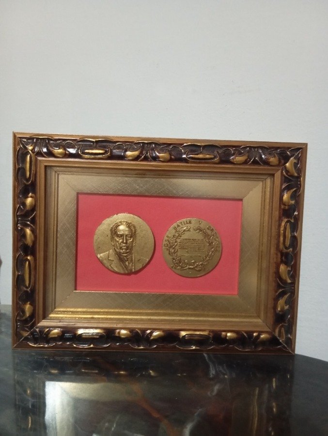 Medallas de José Batlle y Ordoñez enmarcadas - imagen 3