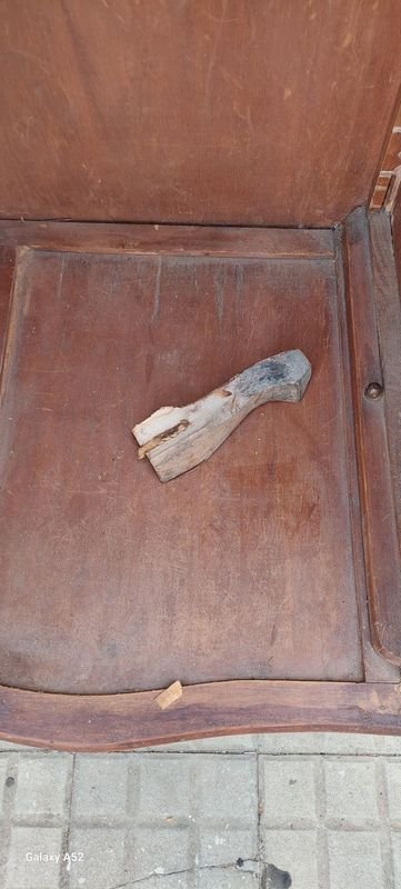 Ropero de madera estilo francés con detalles y falta de piso - imagen 5