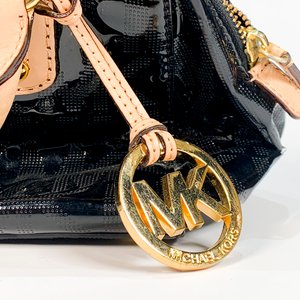 Cartera Negra Charol Michael Kors con Detalle Dorado - imagen 4
