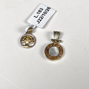 Dos Colgantes de Plata con Diseños Distintivos - imagen 2