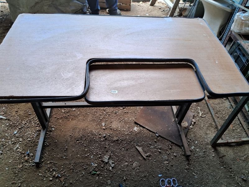 Lote siguiente: Escritorio estructura metálica y superficie de madera para oficina