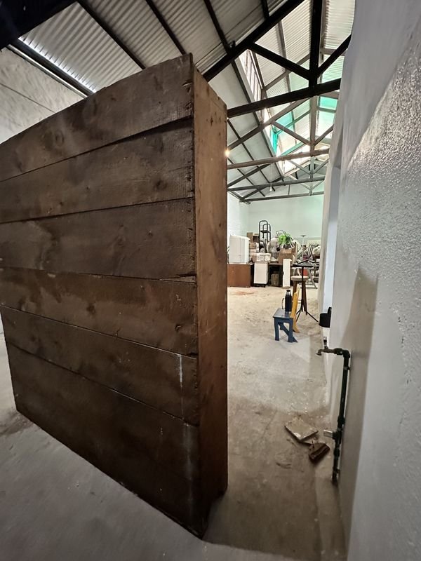 Librería de madera con puertas y estanterías - imagen 10