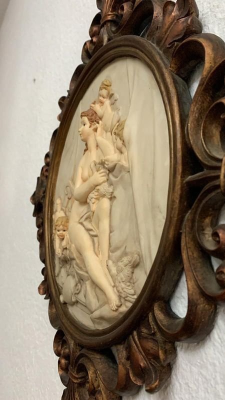 Antiguo cuadro de madera y mármol con escultura - imagen 4