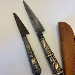 Dos Cuchillos con Mangos y Vaina de Plata y Oro - imagen 3