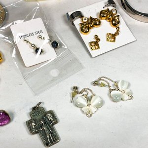 Lote de Bijouterie Variada: Collares, Aros y Dijes - imagen 3