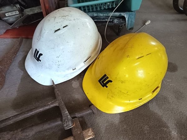 Lote de Cascos de Constructor y Herramientas Varias - imagen 1