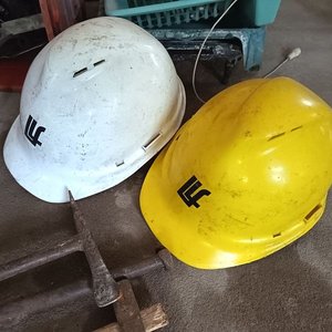 Lote siguiente: Lote de Cascos de Constructor y Herramientas Varias