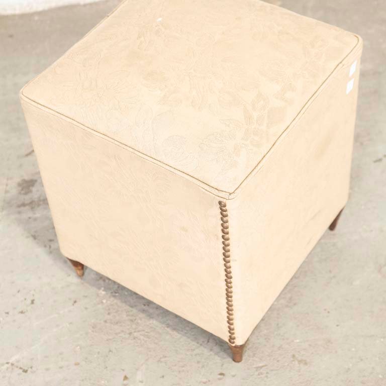 Sillon tapizado en tela beige con detalles - imagen 2