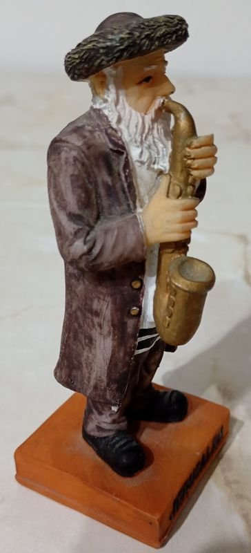 Figura de sazofonista tocando parado con leyenda 'JERUSALEM' - imagen 2