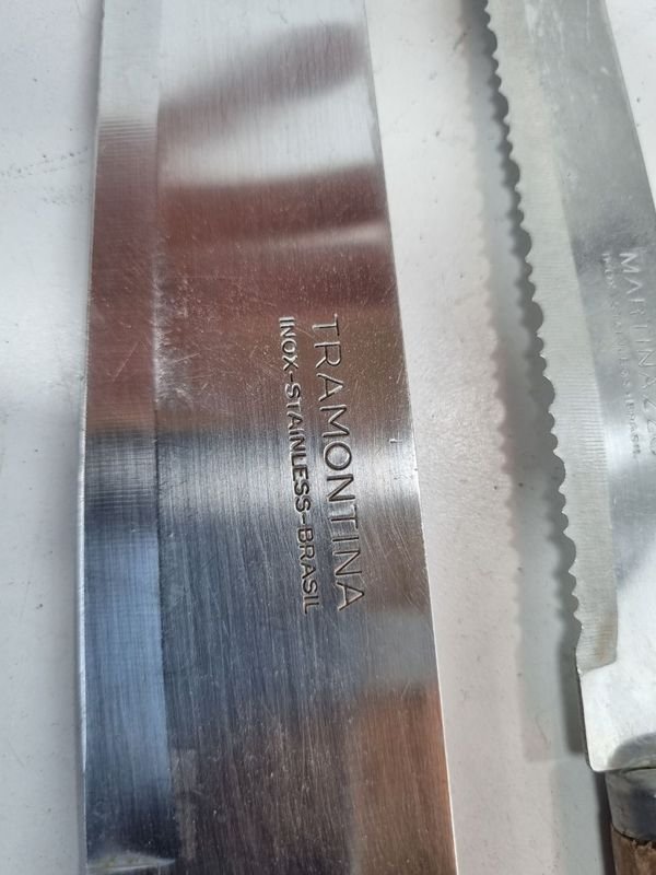 Cuchillos de cocina con inscripciones y materiales variados - imagen 2