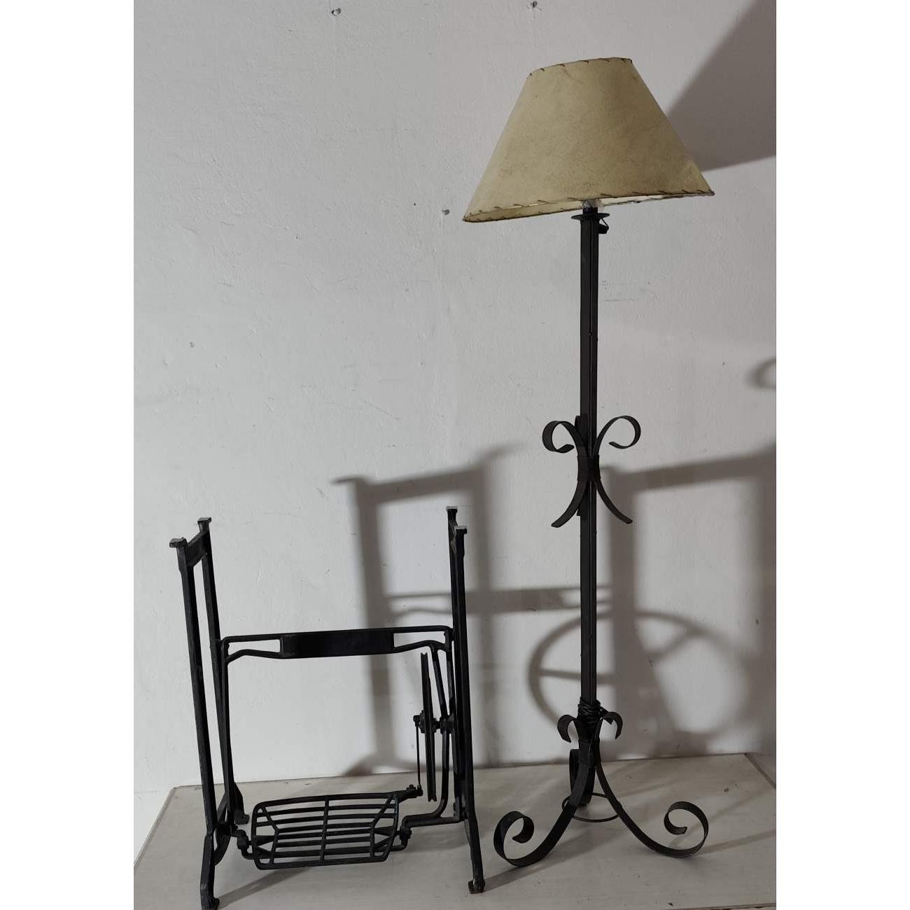Lámpara de Pie con Base de Máquina de Coser Antigua