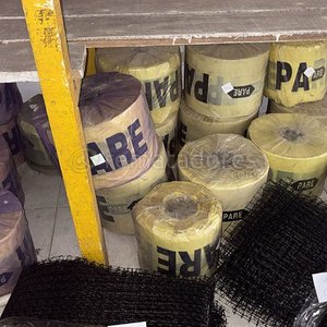 Lote siguiente: Rollo de Malla Negra y Materiales de Construcción "PARE"