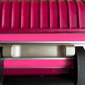 Valija Rígida Fucsia Marca Rrkadi con Cerradura de Combinación - imagen 5