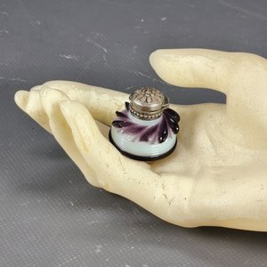 Antiguo Perfumero Francés de Viaje en Cristal Opalino con Detalles Violeta y Tapa de Plata Sellada - imagen 8