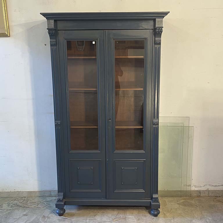 Lote siguiente: Biblioteca colonial de madera con puertas de cristal - Medidas: 114x43x201cm