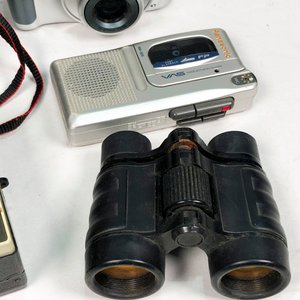 Lote de 5 piezas: Cámaras fotográficas antiguas y modernas, radio grabadora y binoculares - imagen 5