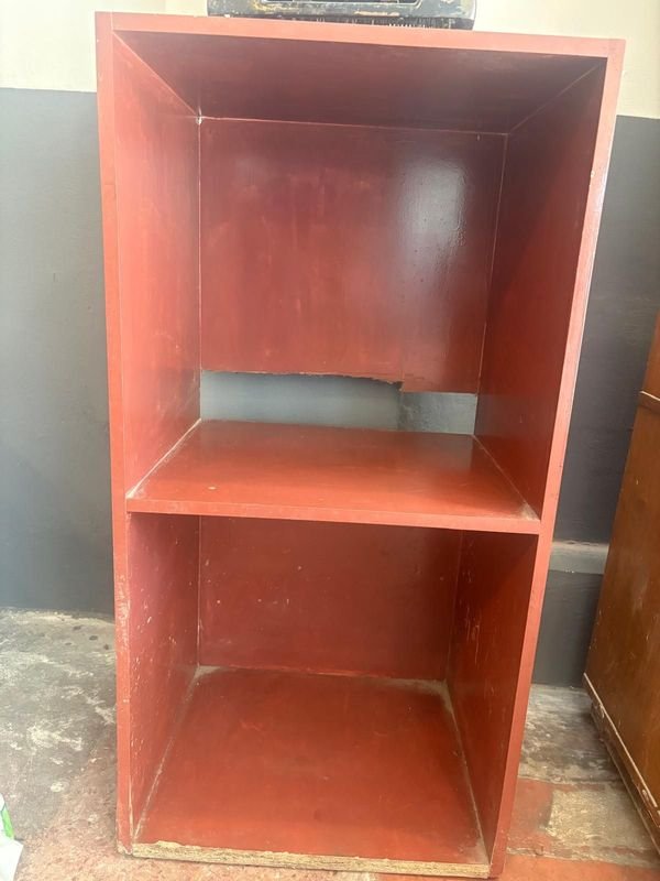 Mueble de repisa rojo en buen estado - imagen 2