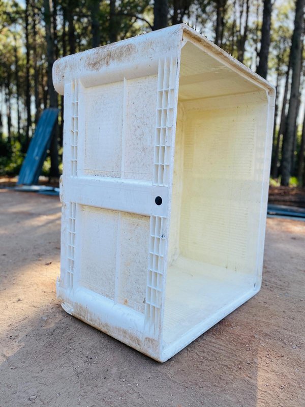 Caja de plástico blanca con detalles - imagen 1