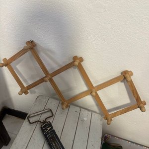 Perchero de Madera Expandible y Balanza Antigua de Viaje - imagen 3