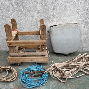 Lote siguiente: Carrito de Garrafa de Madera con Piolas y Cisterna