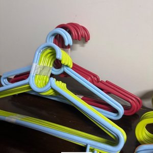 Lote de Perchas Infantiles de Plástico de Colores Variados - imagen 3