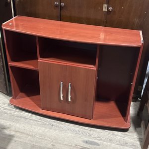 Lote siguiente: Rack de TV moderno color bordó con puertas y estantes