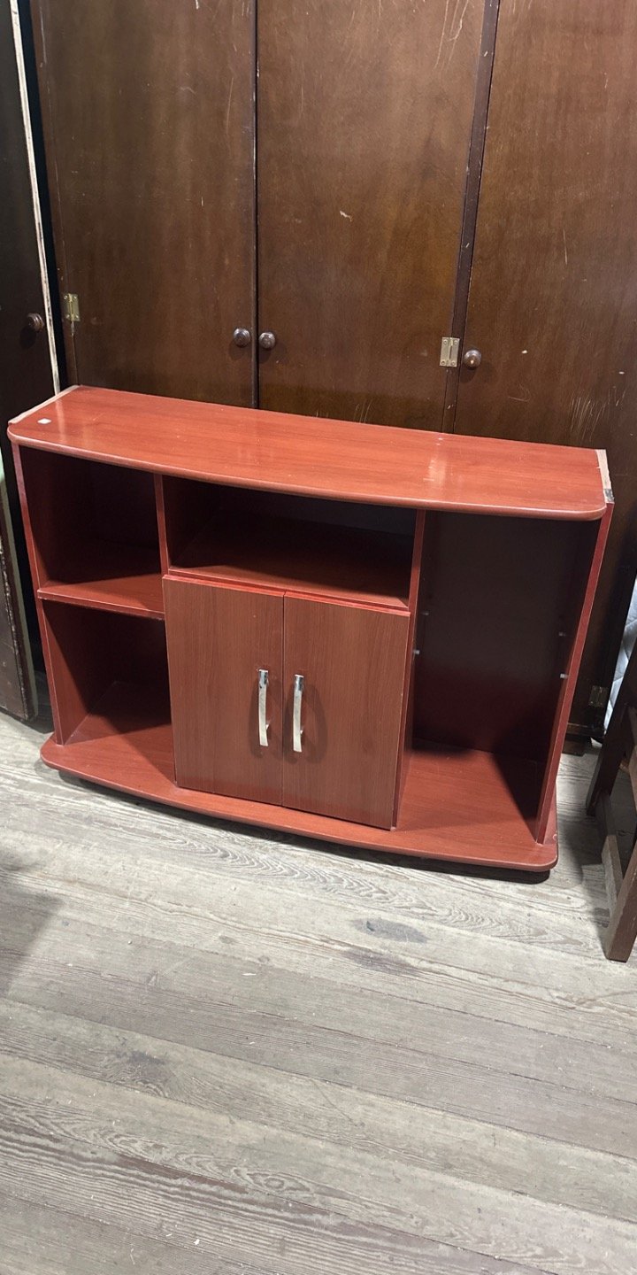 Rack de TV moderno color bordó con puertas y estantes