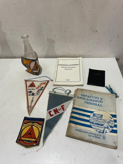 Lote anterior: Colección de banderines y objetos decorativos