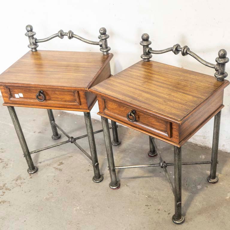 Mesitas de luz rústicas de madera de cerezo con bases metálicas - imagen 2