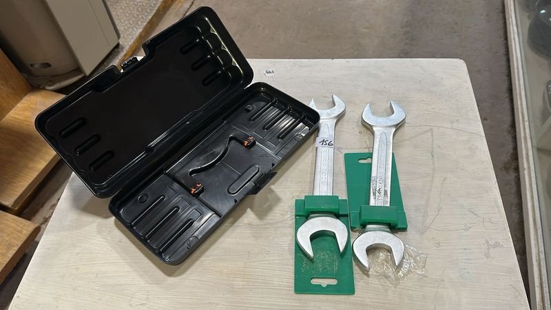 Alicates y caja de herramientas en buen estado - imagen 2
