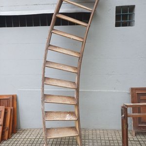 Escalera Curva de Madera Antigua - imagen 1
