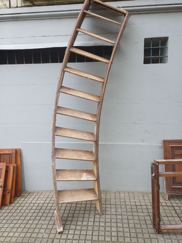 Escalera Curva de Madera Antigua