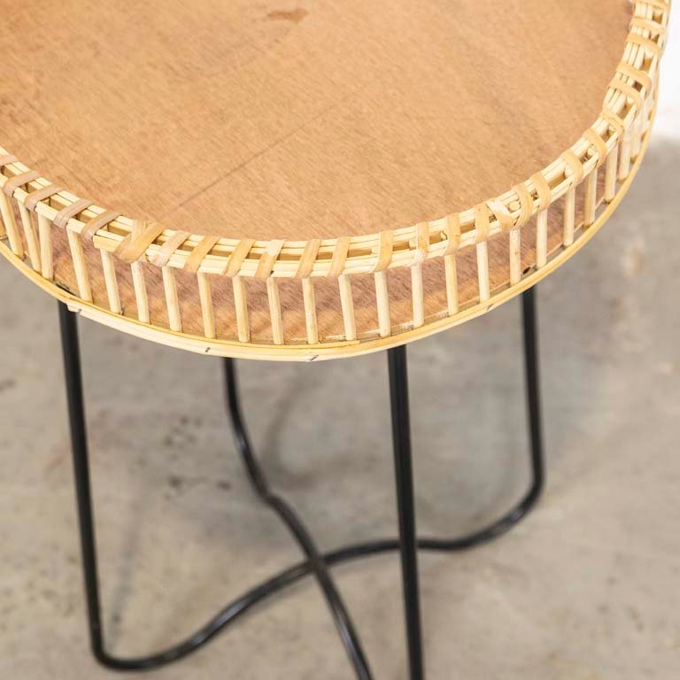 Mesa de sala circular con tapa de madera y barandilla - imagen 2
