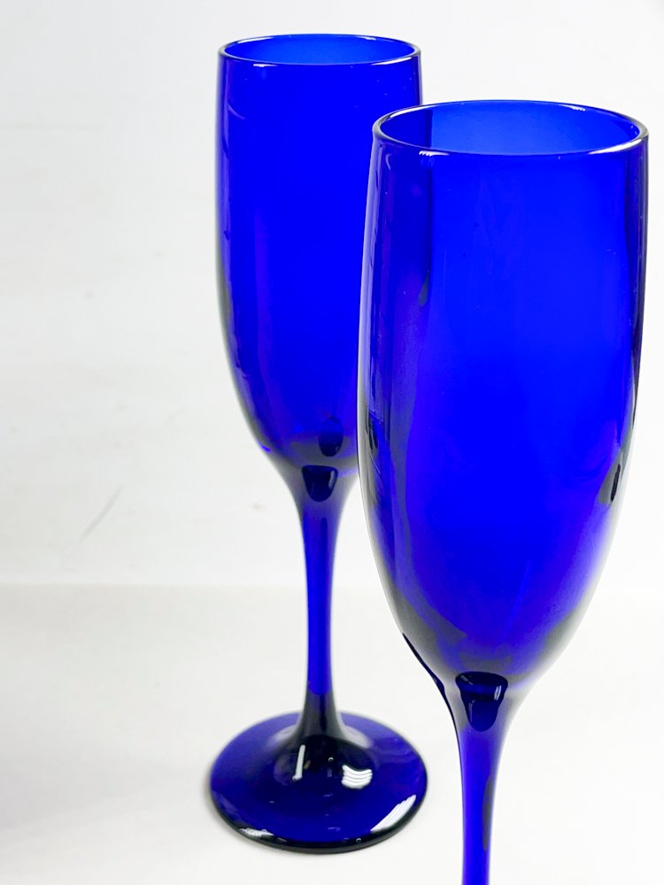Copas de vino azules con diseño colorido - imagen 3